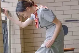 美女这样弯腰，基础功底很厉害吧？图片