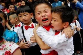 400多的幼儿园毕业照，自家孩子的只有3张，宝妈：花这钱没必要图片