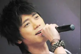 信与WeiWei爱情长跑17年，穿过你的黑发的我的手图片