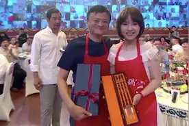 马云兑现“火锅之约”，却被张国立、韩红逼吃辣，辣出表情包了图片