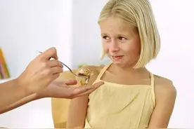 孩子只吃肉不吃菜，挑食的毛病如何改？3种举动要杜绝图片