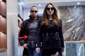 晋松携小21岁娇妻秀恩爱，双层肚腩显老，女方穿黑丝筷子腿细长图片