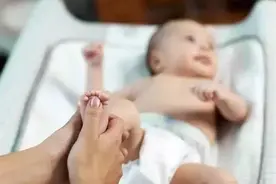 “一睡二哭三攒肚”，照顾0-3个月的婴儿，家长得学会看“攻略”图片