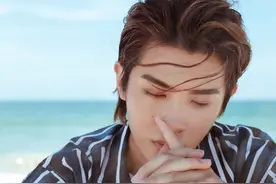 黄明昊白色T恤元气清爽海边帅气写真图片图片