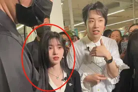 鞠婧祎生图曝光，颜值略显普通，山根“抢镜”图片