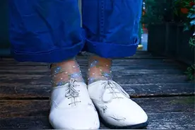 今年“玻璃袜+鞋子”的穿法火了，精致又时尚，潮人都爱这么穿图片