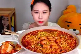 大胃王挑战30斤“火鸡面”，刚吃几口就穿帮，网友：谁信谁傻图片