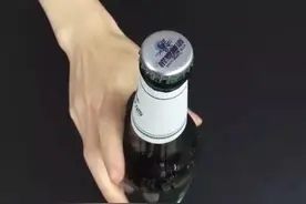 一张纸就能轻松拧开啤酒盖，你不知道吧？酒白喝了图片
