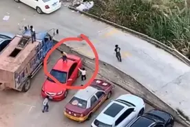 两少女在奔驰车上拍照踩坏引擎盖，维修需万元！车主：没道歉也不愿赔图片