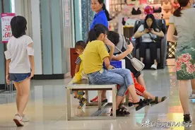 3岁小女孩儿商场走丢，说出爸爸名字警察笑喷，网友：妈妈的功劳图片