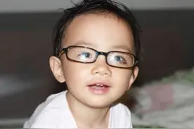 婴儿身边常见的4类物品，会影响视力，家长发现了需及时拿开图片