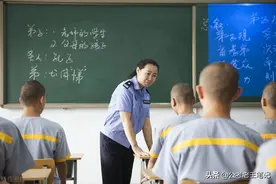 晒晒狱警的工作条件，轮休制上班，禁手机，年薪10W+图片