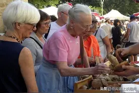民众：我要见丹麦女王，卫兵：你去菜市场找找，她准在那买菜图片