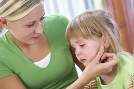 孩子晚上睡觉爱往妈妈这边挤，爱搂妈妈胳膊，事情远没有这么简单图片