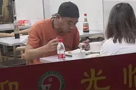 54岁陈小春吃饭被偶遇，饭店人均仅十多块钱，打扮朴素接地气图片