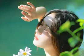 搞笑GIF：大哥，你让嫂子当众出丑，估计回家后老老实实跪搓衣板图片