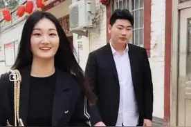 蹭热度无下限！大衣哥女儿出门取快递被跟拍，拧耳朵揪头发超过分图片