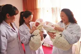 宝妈生了龙凤胎，孩子奶粉罐堆了一面墙，奶水不足的心酸自己承受图片