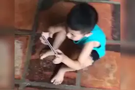 熊孩子因父母拿走手机大哭大闹、砸板凳，网友：多半都是惯出来的图片