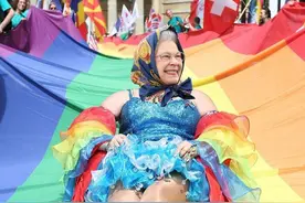 95岁英国女王的疯狂时刻，伊丽莎白·梦露登场，笑翻全场图片