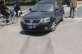 惨！70多岁上海爷叔，一跟头摔坏5颗牙！千户小区门前凹陷路，坑坑坑煞人图片