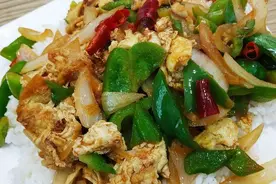 美食美景：意外吃撑的青椒炒蛋盖浇饭图片