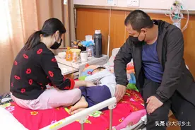 山东男孩患儿童肿瘤之王，经历40次化疗两次移植，体重仅13公斤图片