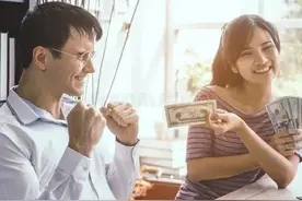 女性同事向我借钱图片