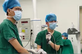 发热咳嗽胸痛几天突然“发疯”，到底是什么在作祟？图片