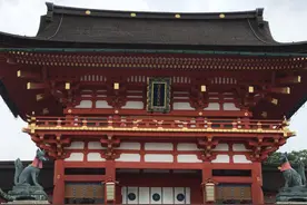 京都伏见稻荷大社吉祥物白狐和山脚下的小吃街图片