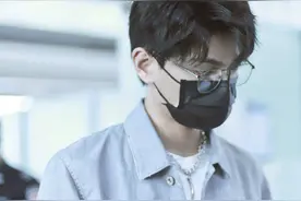 丁禹兮｜一则私服分享 浅蓝色衬衫内搭笑脸白T，干净帅气图片