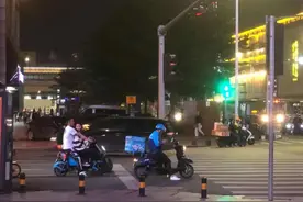 是爱情吗？不是！是要罚款！南宁交警严查共享电单车违规载人等行为图片