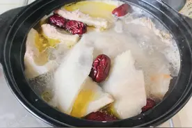 小伙子，榴莲壳除了可以做拖鞋，还有这波操作哄女友，走心又走胃图片