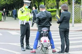 骑电动车没戴头盔被罚，反问交警：为啥你可以不戴？图片