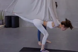 张馨月空中瑜伽初体验，自信挑战高难度动作，S身材马甲线超养眼图片