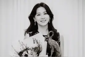 "幼态脸"不算什么，李英爱的“奶包脸”才够耐看，穿黑裙很高级图片