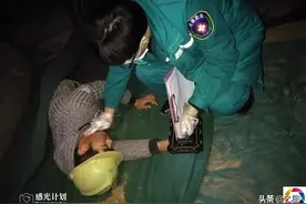 小伙挣钱救女晕倒在工地，醒来后还要去拉砖，被医生和工友阻止图片