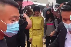 66岁赵雅芝现身石家庄，雨中优雅漫步获众人打伞，一旁助理忙擦身图片