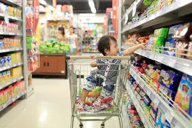 孙子超市里摔碎一盒鸡蛋，店员要求10倍赔偿，奶奶的话让店员羞愧图片