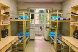 初高中男生寝室熄灯后，喜欢偷偷做的4件事，你偷偷做过吗？图片