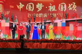 刘涛、张蕾将合体主持国庆晚会！刘涛穿大红斗蓬裙气场被张蕾艳压图片