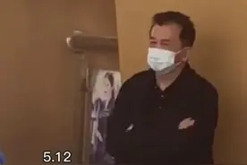 60岁老艺术家黄宏出游被偶遇，双手抱胸有气势，女儿颜值高成导演图片