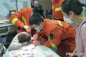 北京突发：7岁男童的眼皮被电动指甲刀死死夹住，医生求助消防员图片