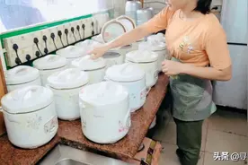 广东有个豪横的女老板，把电饭锅当碗，15块一大锅日卖300份图片