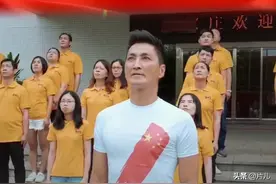 香港演员何家劲转行经商后，带领员工为祖国庆生，获网友力挺图片