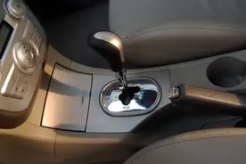 自动档停车，到底先挂P档还是先拉手刹？弄错顺序提前报废变速箱图片