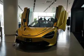 迈凯伦 720S Spider 金外/黑内图片