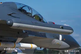 苏-30MKK多用途战机高清图，发动机导弹看个透，人民空军很自信图片