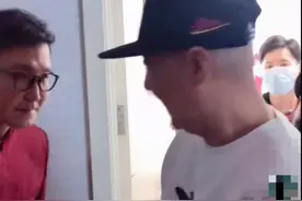 腾格尔现身北京春晚彩排，后台派头足，连视协会长吴刚都弯腰问好图片