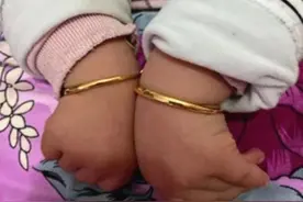 女儿“金手镯”不见了，家长冲幼师发飙，老师一句话漂亮回怼图片